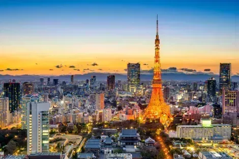 Le soleil se couche sur la tour de Tokyo et sur la mégalopole japonaise