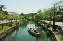 The town of Kurashiki is lined with canals and picturesque streets: a romantic city worth a visit!